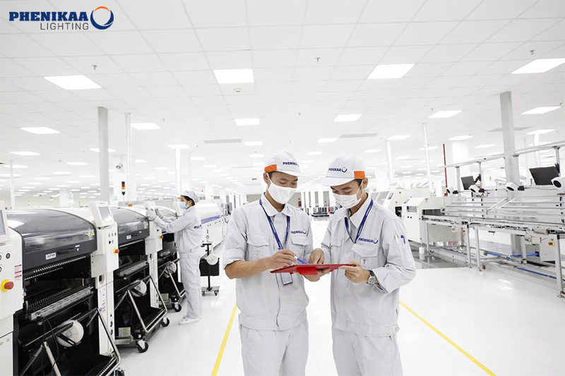 Bên trong nhà máy nghiên cứu và sản xuất đèn cung cấp nguồn sáng gần với ánh sáng tự nhiên tốt cho sức khỏe con người